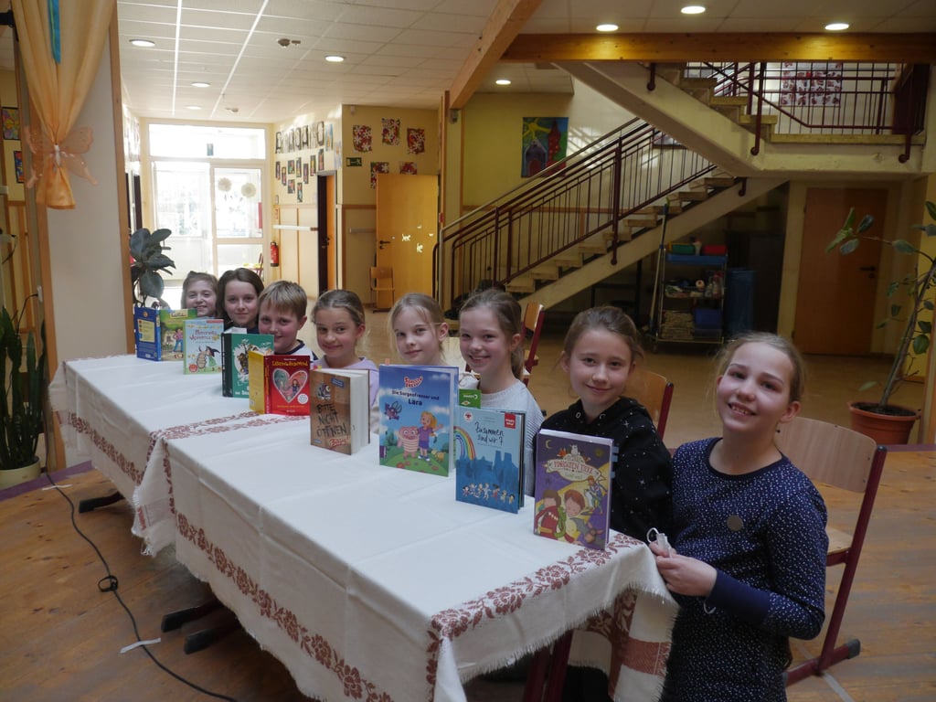 Am Vorlesewettbewerb an der Grundschule „Am Weinberg“ nahmen teil (nicht geordnet): Maja Schleysing, Hedi Winkler, Oliver Rode (1. Platz), Marie Klarenbach, Lara Fischer, Lilly Sochor, Nora Bäcke (2. Platz) und Annelie Betker (3. Platz).r
