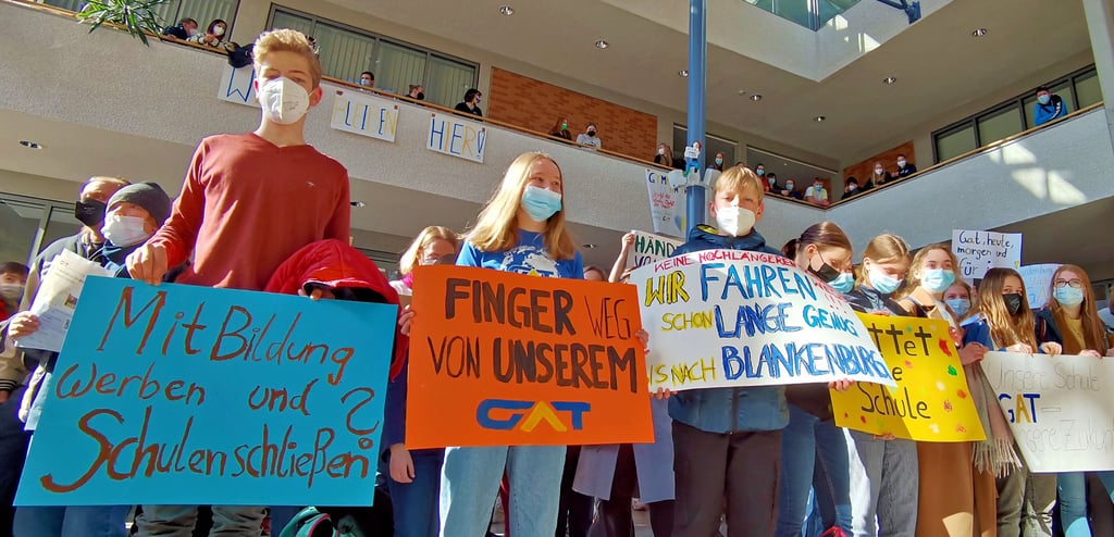 Hunderte Schüler des Gymnasiums „Am Thie“ in Blankenburg haben am Freitag mit Lehrern, Eltern, Politikern und Wirtschaftsvertretern für den Erhalt ihrer Schule demonstriert.