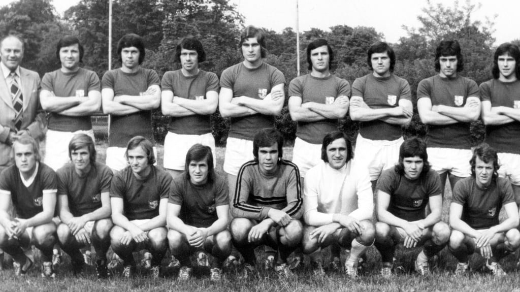 Ein Mannschaftsfoto des 1. FC Magdeburg aus dem Jahr 1974. 1972 gewann der 1. FC Magdeburg unter Trainer Heinz Krügel seine erste von drei DDR-Meisterschaften.
