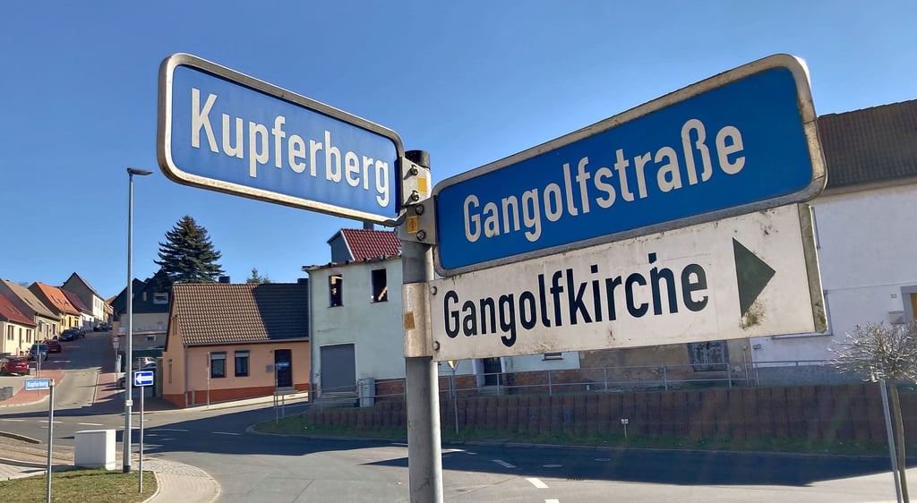 Rechts vom Kupferberg endet die kleine Gasse mit der Gangolfkirche.