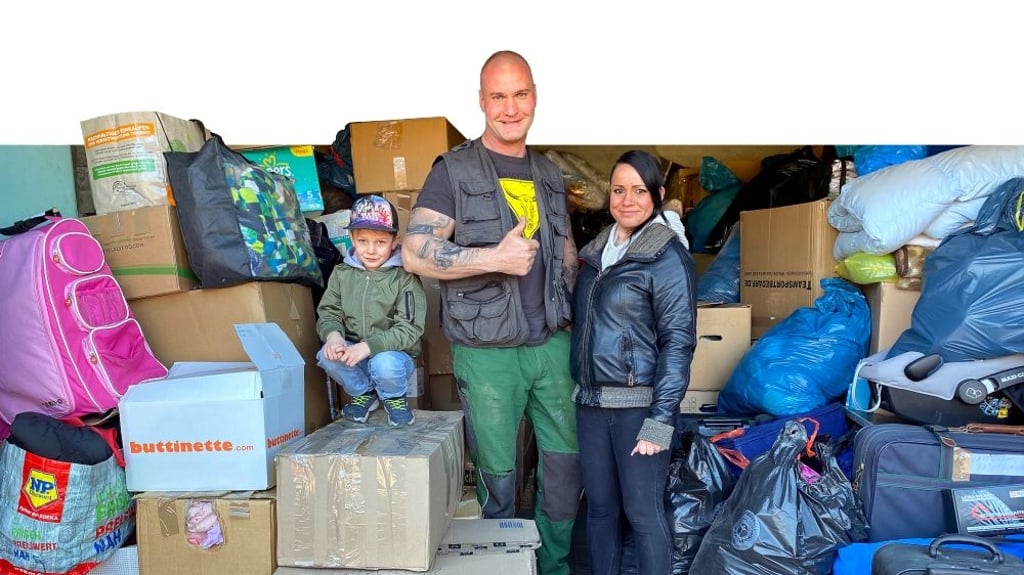 Andreas Matthies mit seiner Frau Verena und Sohn Jordan inmitten der vielen gesammelten Spenden.