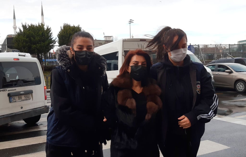 Polizeibeamte eskortieren Sedef Kabas Ende Januar vor ihrem Auftritt vor Gericht in Istanbul.