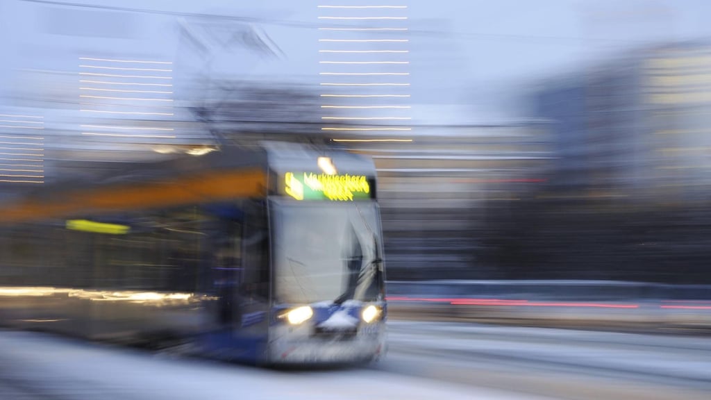 Nach der Tötung eines 19-Jährigen in einer Leipziger Straßenbahn ist ein 17 Jahre alter Tatverdächtiger in Untersuchungshaft.