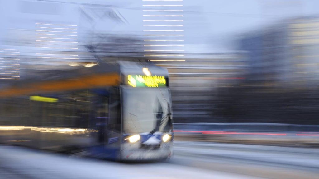 Eine Frau wurde in Leipzig in einer Straßenbahn eingeklemmt und von dieser 20 Meter mitgeschliffen.