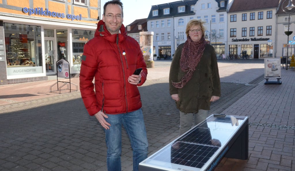 Andreas Forke von der Avacon und Salzwedels Bürgermeisterin Sabine Blümel testen die erste Solarbank in Salzwedel.