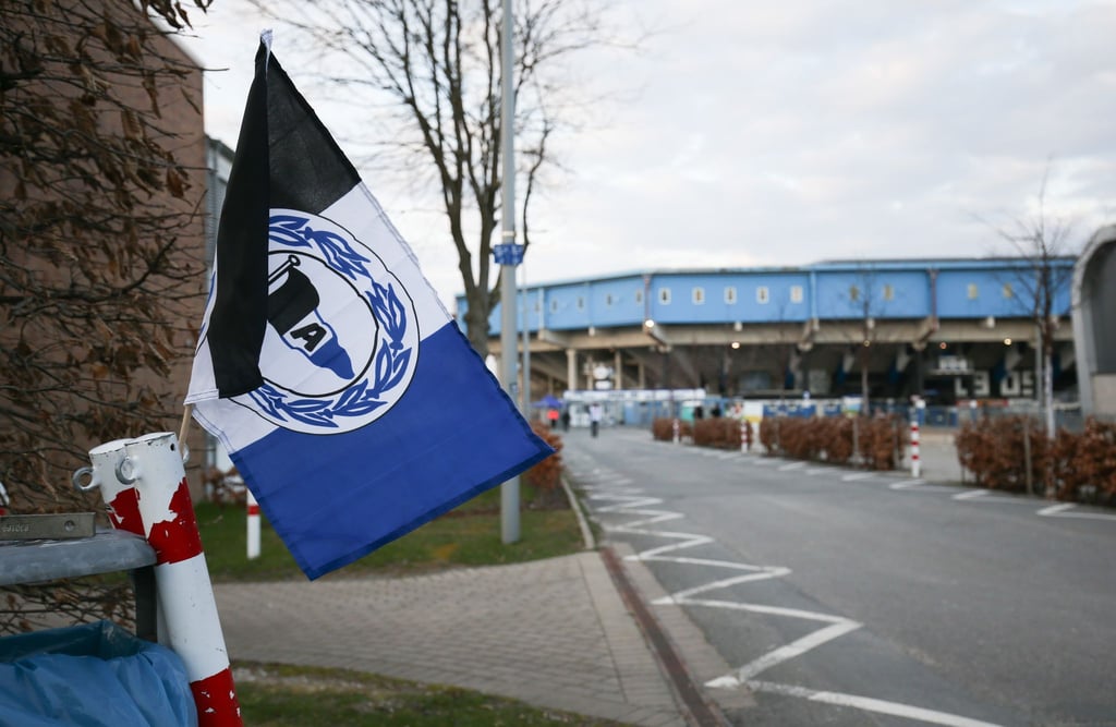 Trotz mehrerer Corona-Fälle soll der Trainingsbetrieb bei Arminia Bielefeld vorerst fortgesetzt werden. (Symbolbild)