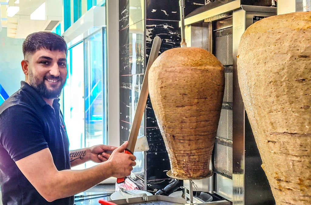 Der gebürtige Türke Ecep Cagritekin ist jetzt sein eigener Chef im „Berlin Döner“ am Zepziger Weg in Bernburg.