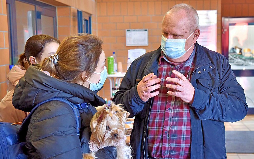 Harald Blum hatte sich als Dolmetscher gemeldet und hilft, wo er kann.