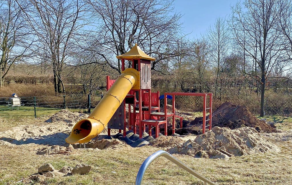 Das Spielgerät vom Markeschen Platz wurde auf dem Kita-Spielplatz in der Mittelstraße montiert. Außerhalb der Kita-Zeiten soll er offen stehen.