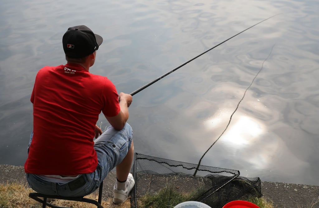 Ein Angler wartet.