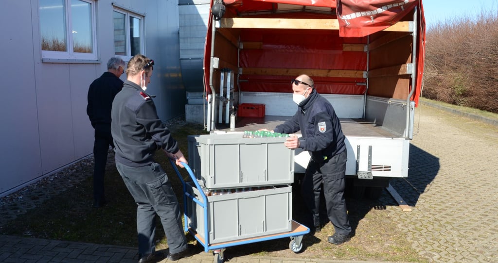 Messehalle 3 Magdeburg Hilfe: Kameraden der freiwilligen Feuerwehren aus Magdeburg laden Getränke aus, mit denen Flüchtlinge aus der Ukraine versorgt werden sollen.