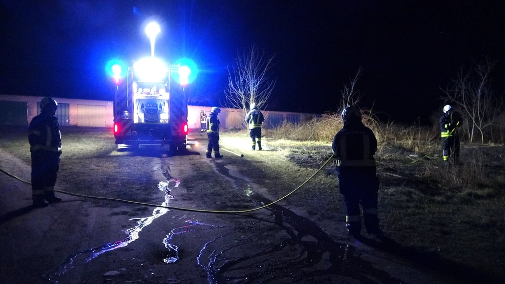 Flammen schlugen meterhoch in den Nachthimmel.