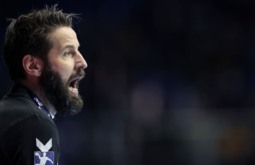 Trainer Bennet Wiegert steht am Spielfeldrand.