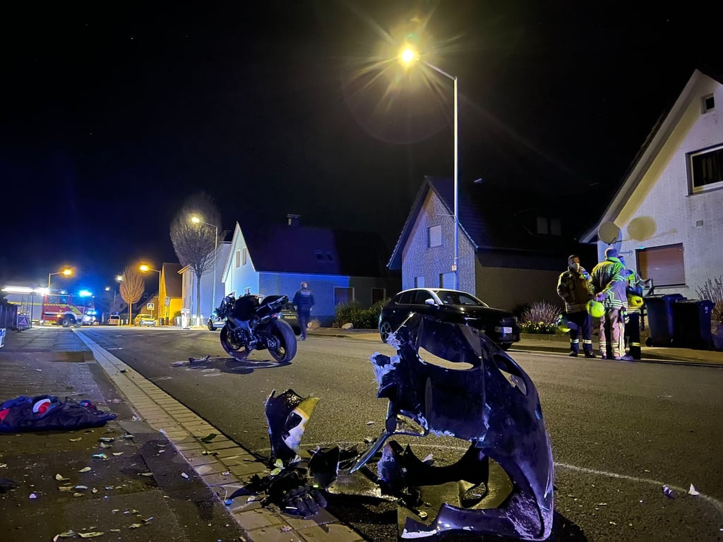 Ein zerstörtes Motorrad liegt in Hiddenhausen auf der Straße. Ein Anwohner wurde bei dem mutmaßlichen Rennen von zwei Motorrädern getötet.