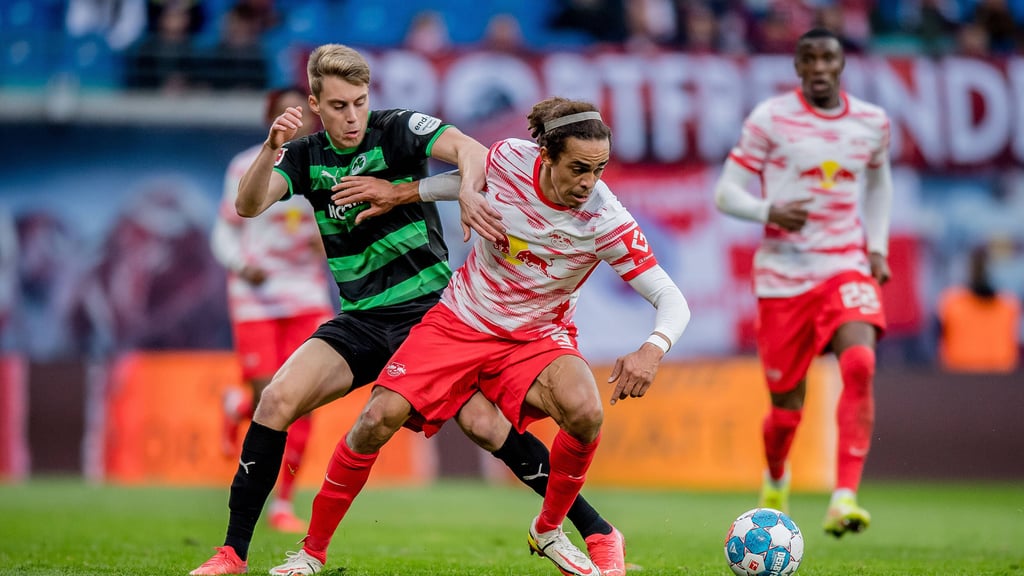 RB Leipzigs Yussuf Poulsen (r.) im Duel mit Fürths Gian Luca Itter.