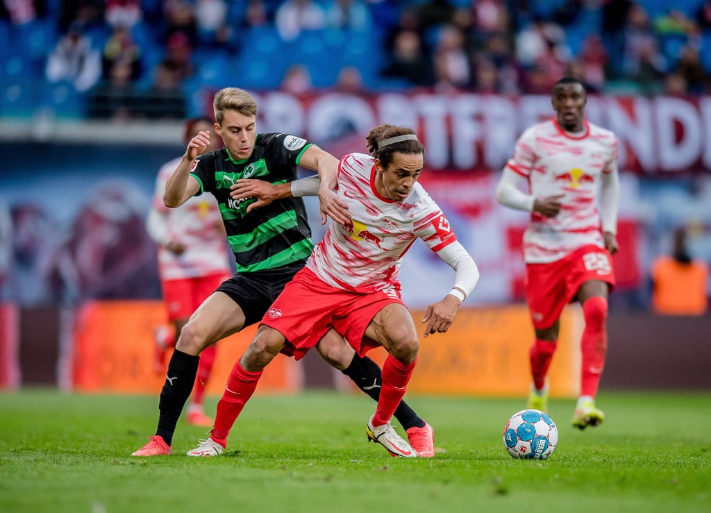 RB Leipzigs Yussuf Poulsen (r.) im Duel mit Fürths Gian Luca Itter.