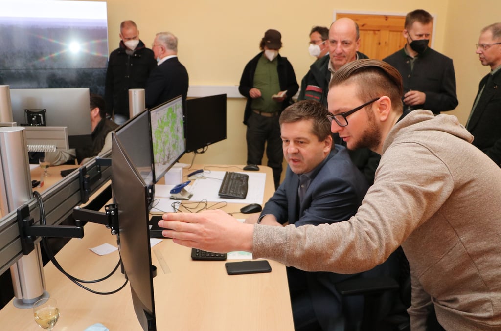 Forstwirtschaftsmeister Jonas Bartsch (vorn) erklärt Minister Sven Schulze, worauf bei der Waldbrandüberwachung zu achten ist und welche Möglichkeiten die neue Technik in Annaburg jetzt bietet.