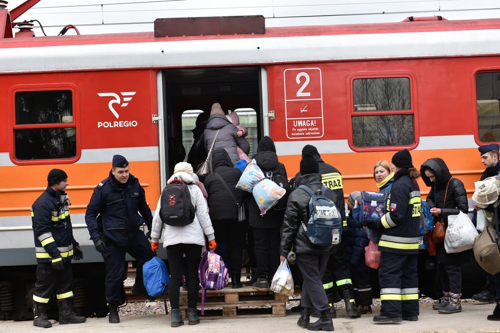 Ukrainische Flüchtlinge nehmen den Zug in dem kleinen Dorf Medyka.