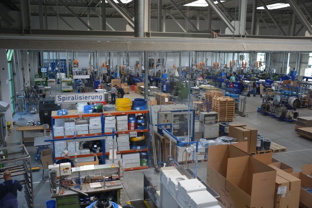 Blick in den Prodkutionsbereich für Industrieschläuche bei der Novoplast Halberstadt GmbH, einem Unternehmen der Masterflex Group.