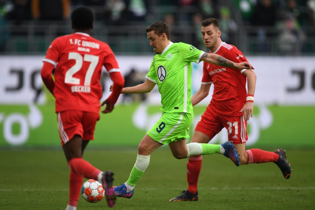 Wolfsburgs Max Kruse (M) versucht sich gegen Unions Sheraldo Becker und Robin Knoche durchzusetzen.