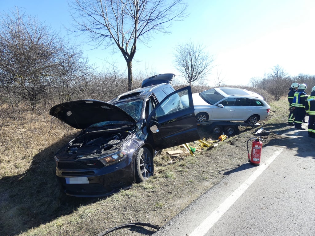 Auto landet bei Eisleben im Graben