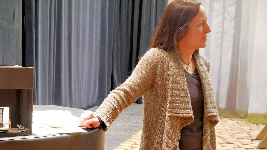 Ausstatterin Andrea Kaempf mit dem Bühnenbildmodell für die Inszenierung von „Madama Butterfly“ im Großen Haus des Nordharzer Städtebundtheaters Halberstadt.