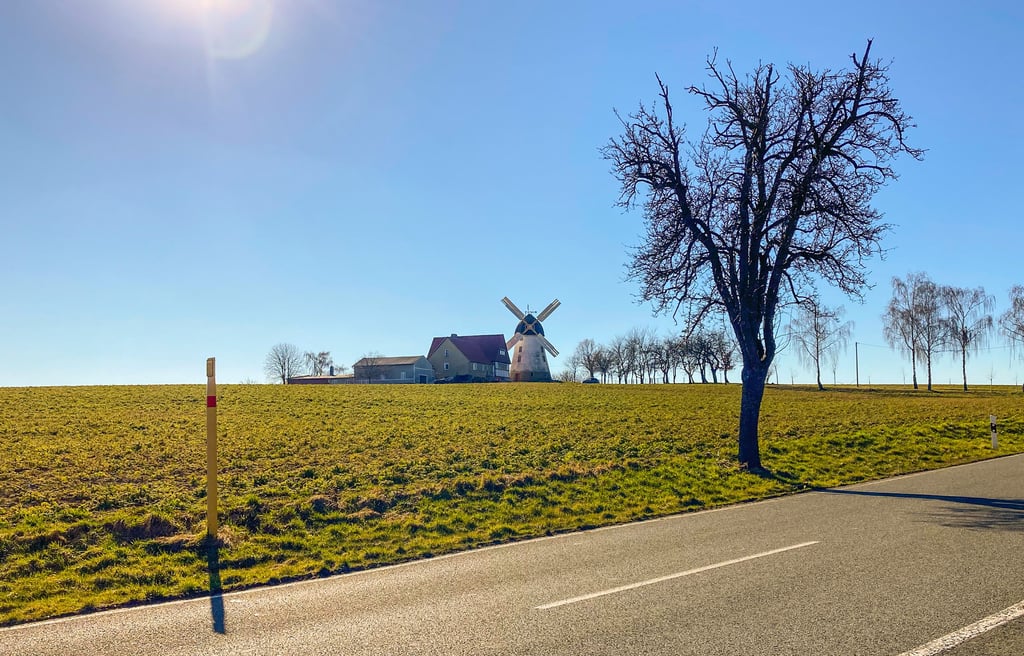 Bei dem Markierungspfosten (links) soll der geplante Funkmast errichtet werden. Er würde die bislang freie Sicht auf die Mühle verdecken.