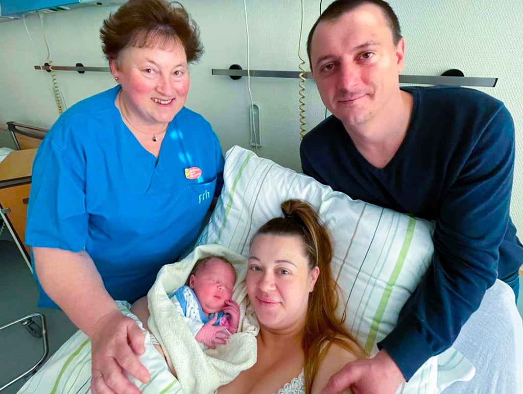 Kira ist das erste Baby ukrainischer Flüchtlinge, das im Zeitzer SRH-Klinikum geboren wurde. Hebamme Gabriele Knobloch, Mutter Maryna Marchenko und Vater Marko Yavorsayi sind glücklich. Das Mädchen erblickte am 8. März um 8.16 Uhr das Licht der Welt.