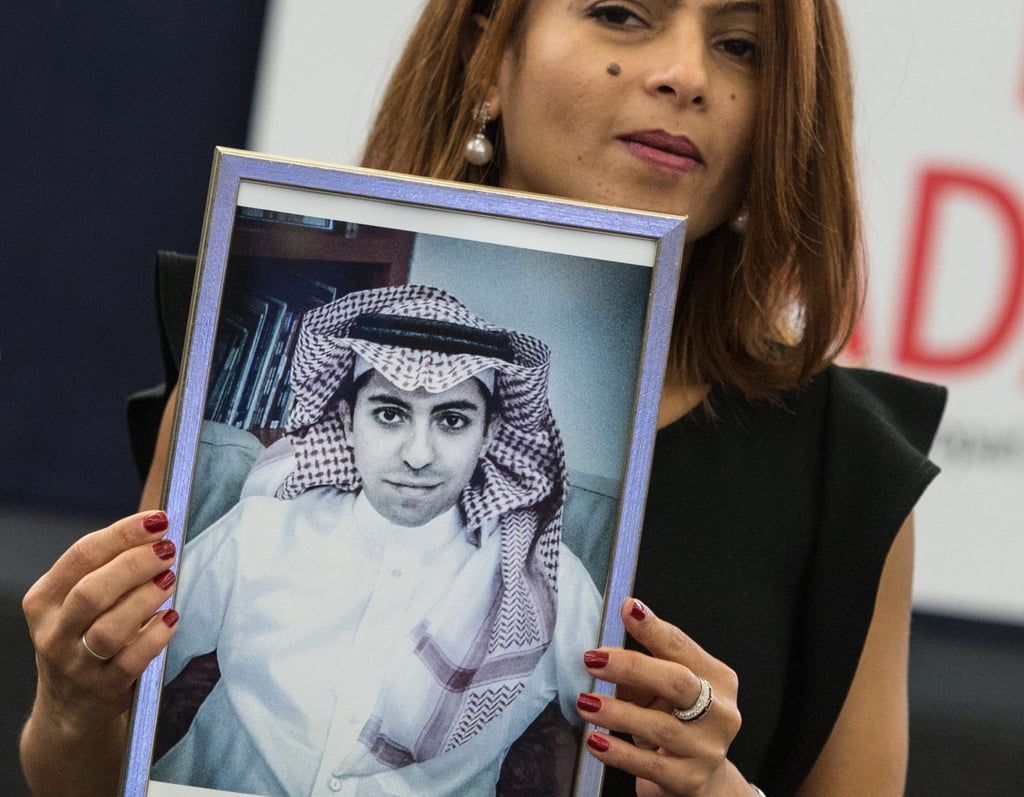 Die Frau des inhaftierten saudi-arabischen Bloggers Raif Badawi, Ensaf Haidar, zeigt im November 2015 im EU-Parlament in Straßburg ein Bild ihres Mannes.