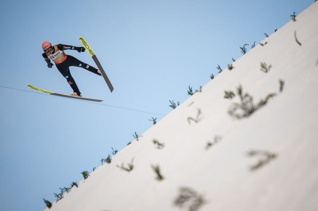 Karl Geiger ist bei der Skiflug-WM mittlerweile weit abgeschlagen.