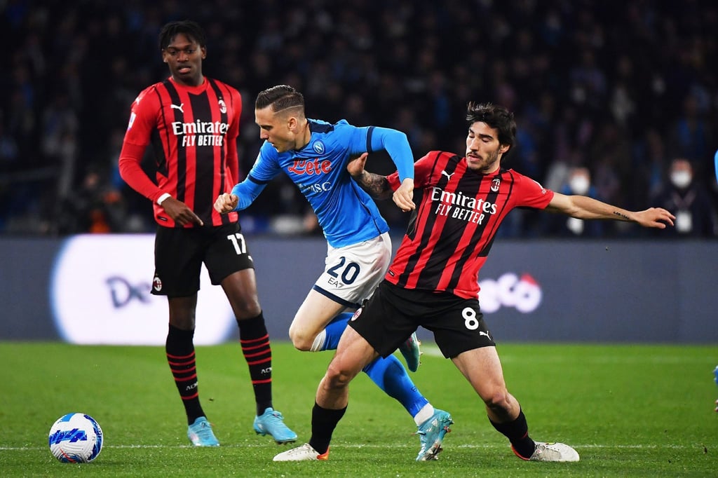 Piotr Zielinski vom SSC Neapel und Sandro Tonali (r) vom AC Mailand im Kampf um den Ball.