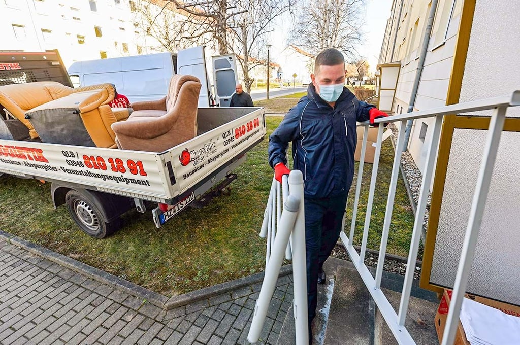 Die Wohnungsgenossenschaft Einigkeit und etliche Helfer richten in Aschersleben Wohnungen für Flüchtlinge her.