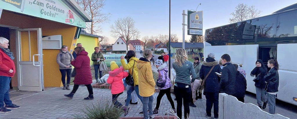 Am Sonnabendabend kamen weitere Flüchtlinge aus der Ukraine in der Stadt Möckern an. In Loburg bekamen sie eine warme Mahlzeit im „Goldenen Gockel“.