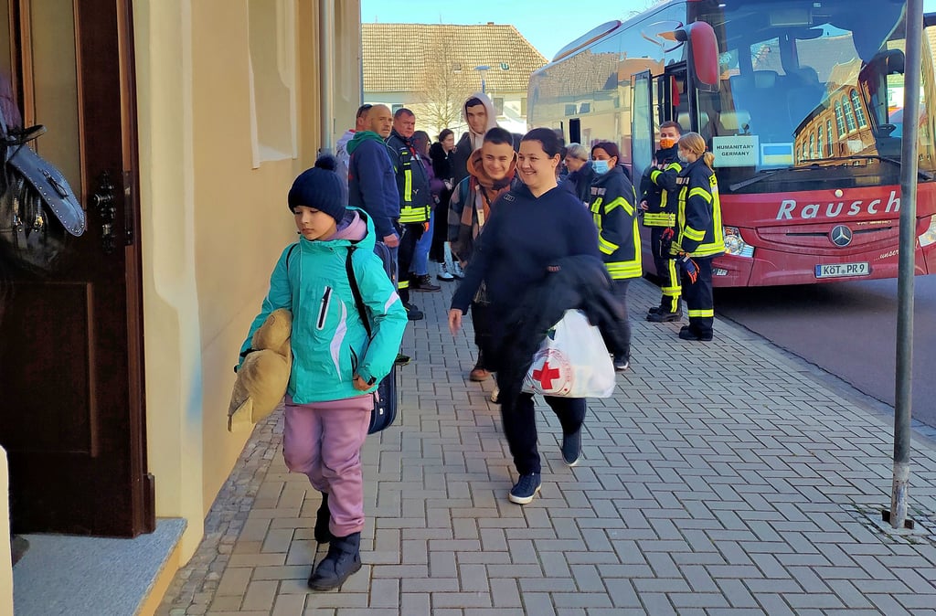 Erschöpft, aber glücklich sind die ersten Ukraineflüchtlinge in Güsten angekommen.