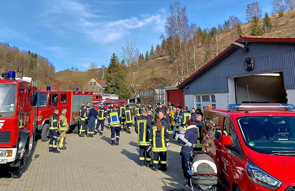 Rund 50 Feuerwehrleute aus dem ganzen Oberharz beteiligen sich am Sonnabend an der Suchaktion nach einem verschollenen Rentner in Rübeland.