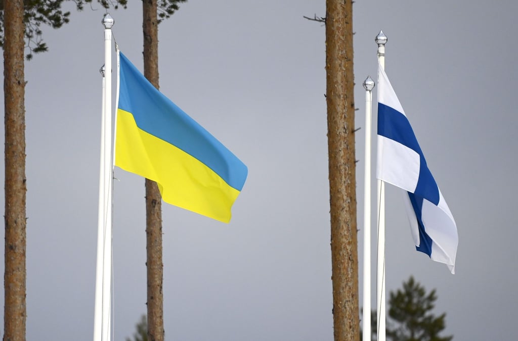 Die ukrainische Flagge weht neben der finnischen Flagge während des Biathlon-Weltcups in Kontiolahti.