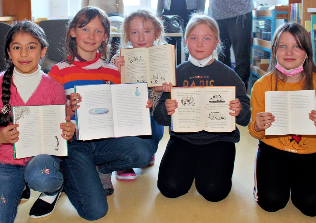 Meav, Alina, Jule, Nele und Lynn aus der Grundschule „An den Wellenbergen“ finden schnell die Bücher, in denen sie stöbern möchten. Sie freuen sich auf die Wiedereröffnung der Gemeindebibliothek, die jeden Donnerstag genutzt werden kann.