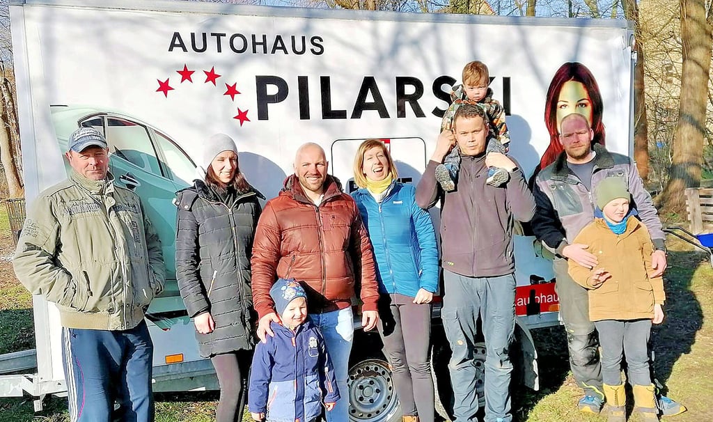 Der Belsdorfer Spendensammeltrupp vor einem der voll beladenen Anhänger.