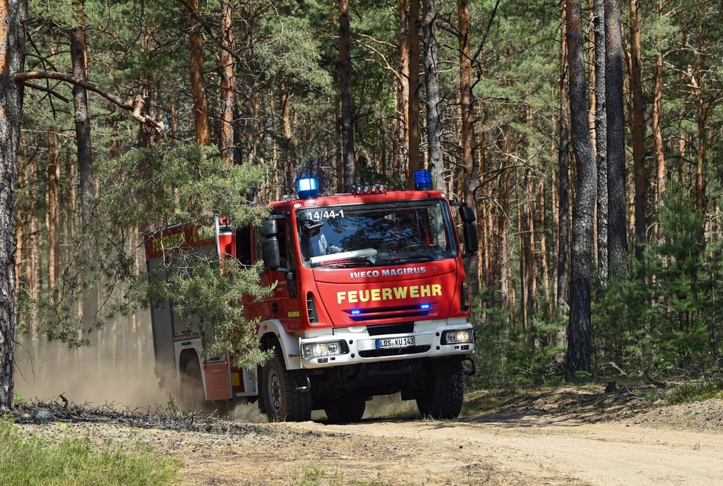 Ein Löschfahrzeug der Feuerwehr fährt zu einem Einsatz.