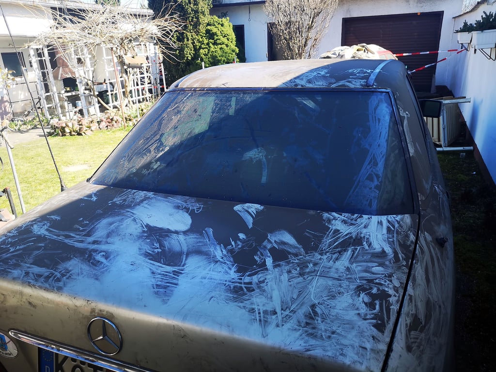 Das Auto befand sich in der Garage.