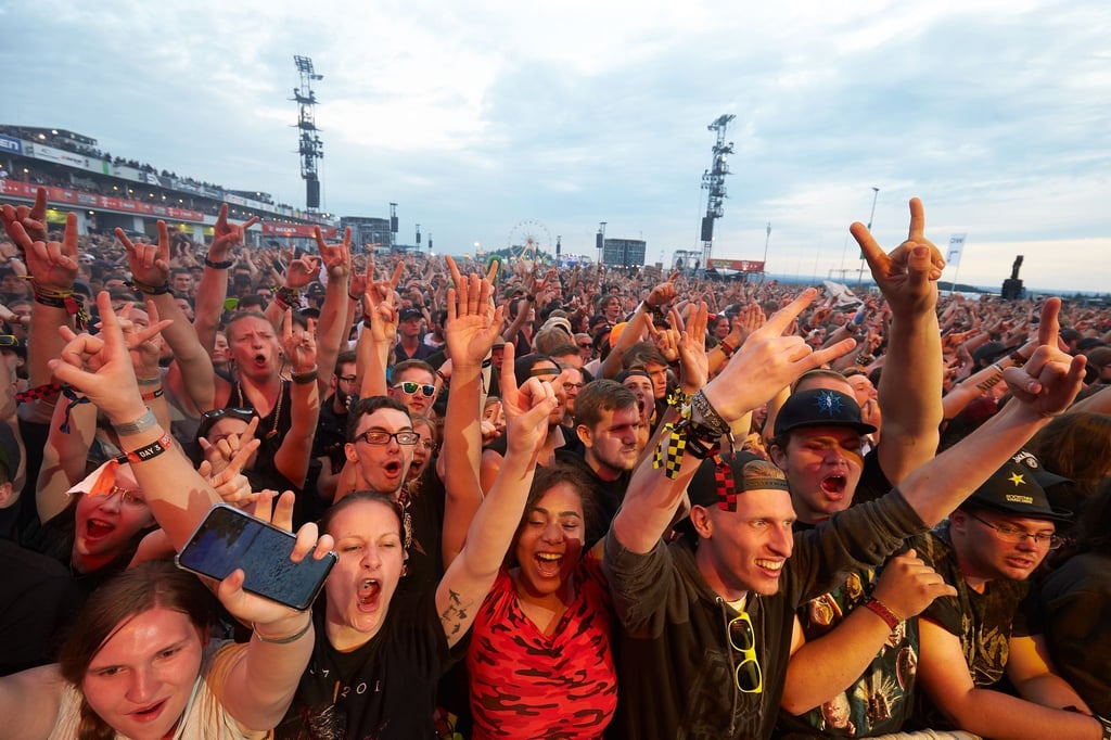 Musikfans jubeln auf dem Gelände des bislang letzten Festivals "Rock am Ring" 2019 in der Eifel.