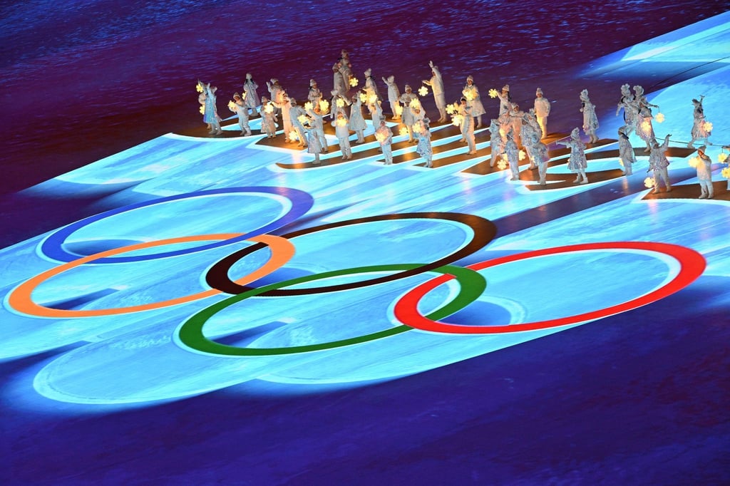 Die olympischen Ringe erstrahlen während der finalen Zeremonie vor den Artisten.
