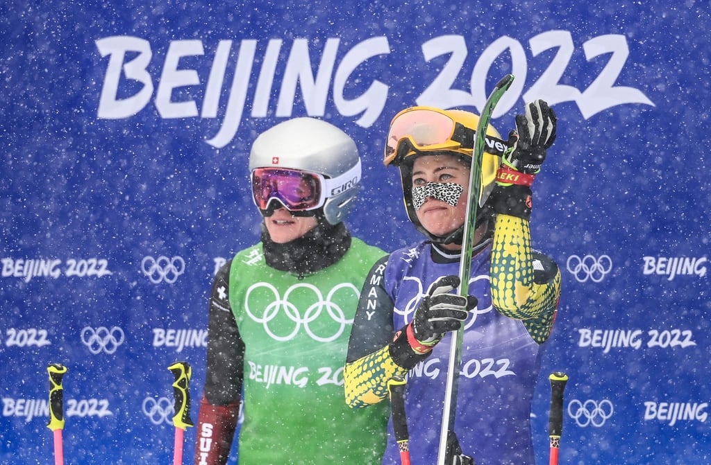 Daniela Maier (r) und Fanny Smith stehen nach dem Rennen beieinander.