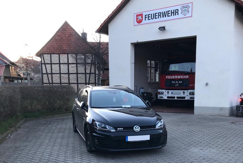 Dieses Auto blockierte die Ausfahrt der Feuerwehr im Nordharz-Ortsteil Veckenstedt.