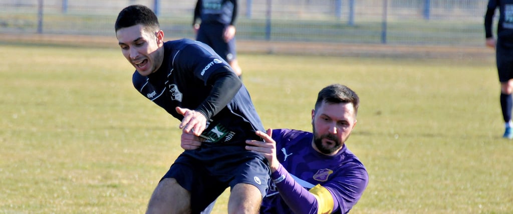 Hendrik Kluge (vorn) und seine Mitspieler der TSG Calbe ließen sich vom SV Plötzkau nicht aufhalten. Teilweise hitzig ging es in den Zweikämpfen beider Mannschaften zu.