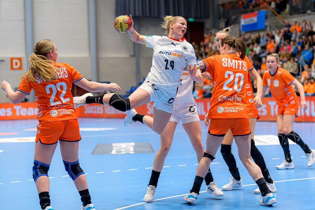 Die deutsche Nationalspielerin Antje Lauenroth kommt zum Wurf.