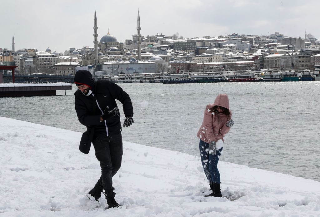 Schneeballschlacht am Bosporus.