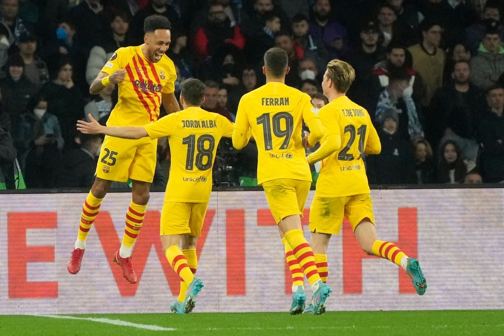 Barcelonas Pierre-Emerick Aubameyang (l) jubelt mit Teamkollegen nach seinem Treffer.