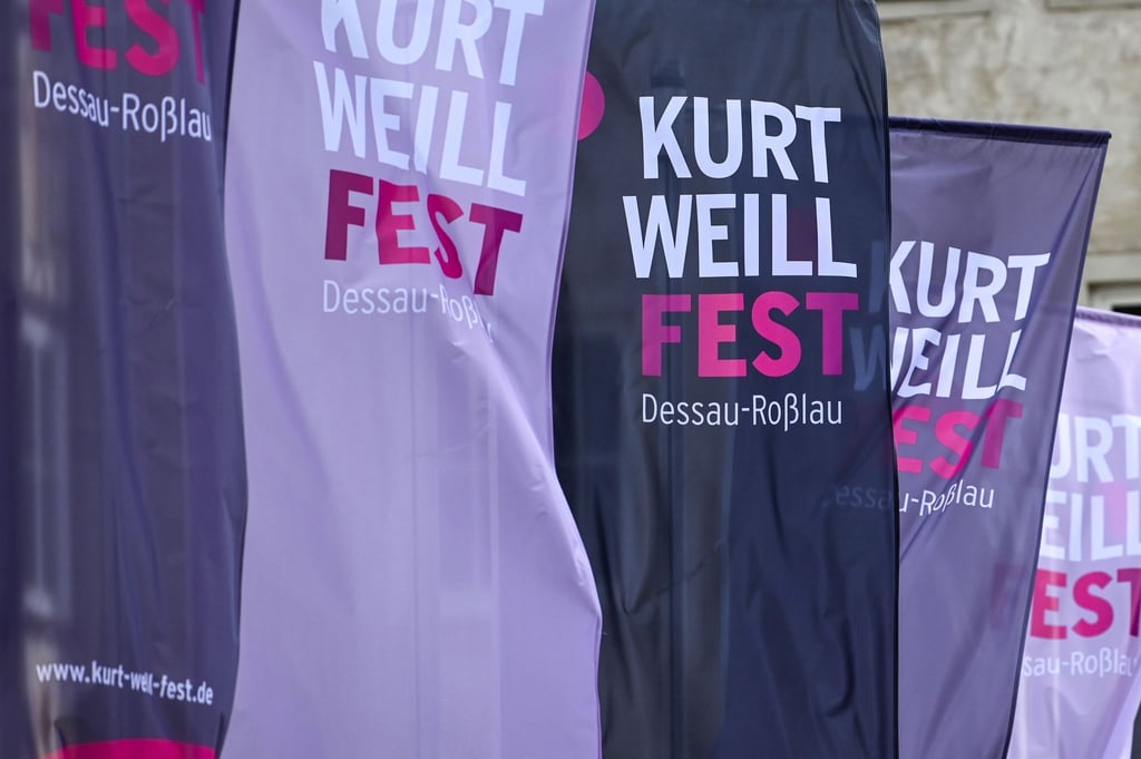 Blick auf Fahnen zum Kurt Weill Fest auf dem Marktplatz von Dessau.