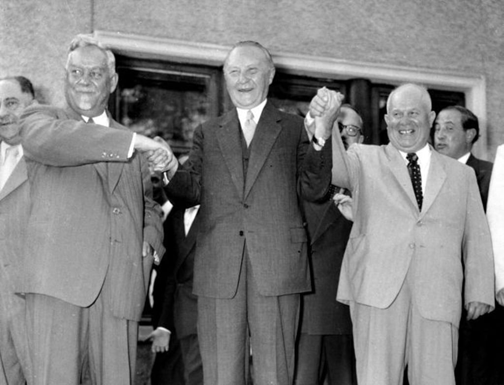 Das war noch Diplomatie: Unser Kanzler Konrad Adenauer freut sich mit Nikolai Bulganin und Nikita Chruschtschow. Es sollen auch ein paar Wodka gereicht worden sein...